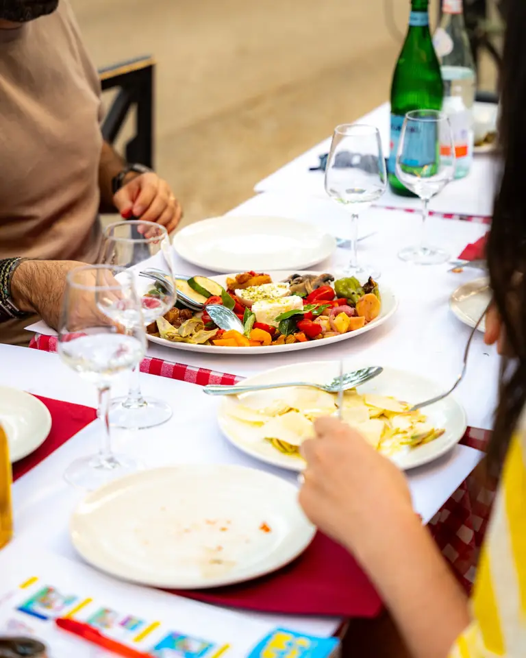 Table garnie d'antipasti et de vin