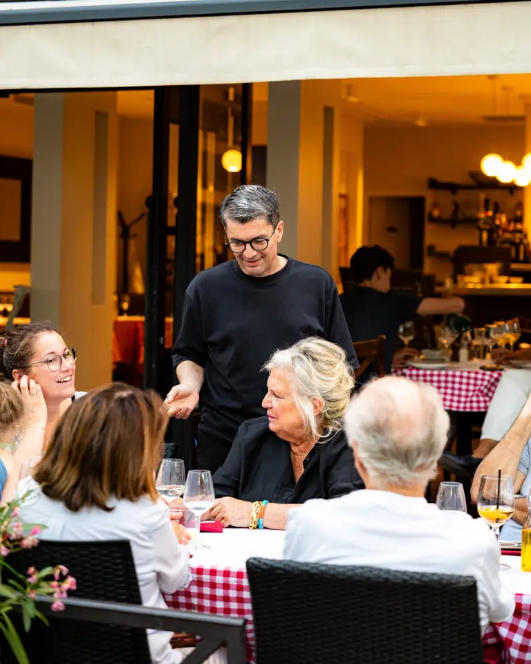 Le patron avec des clients en salle