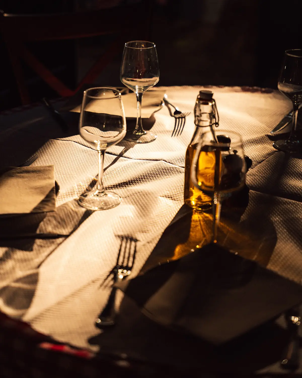 Détail de table, verres et huile d'olive