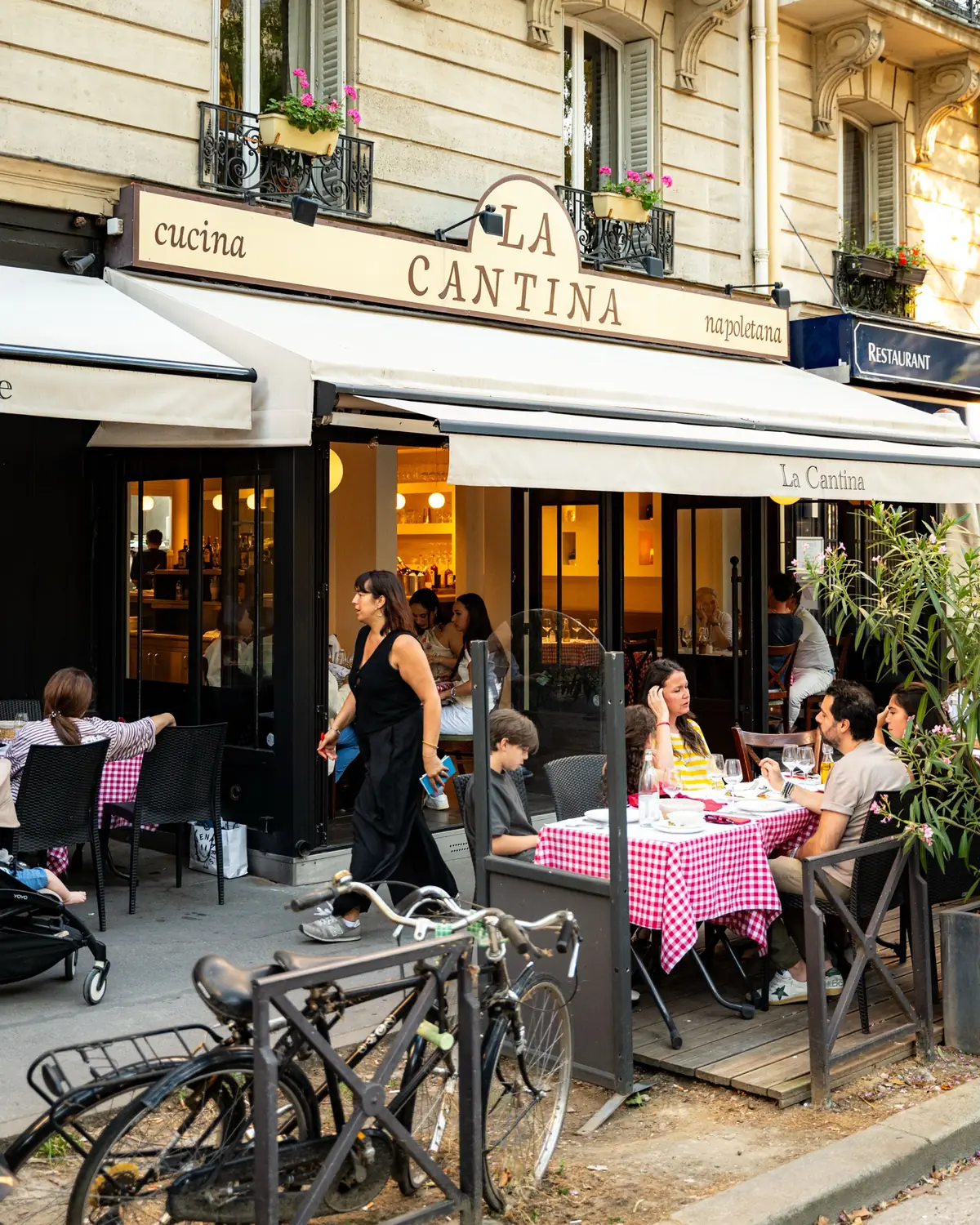 La devanture de La Cantina à Paris