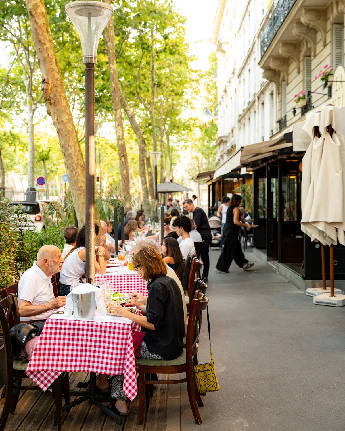 La terrasse de La Cantina sous les platanes