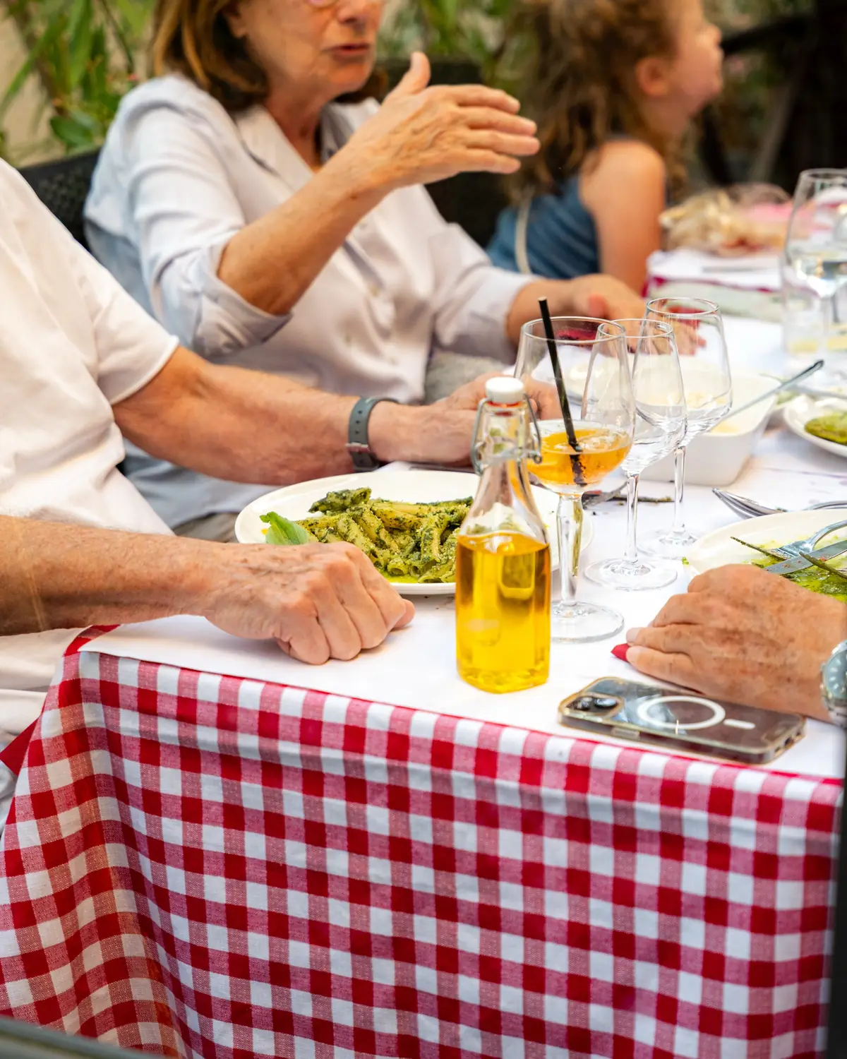Huile d'olive et pain sur la table